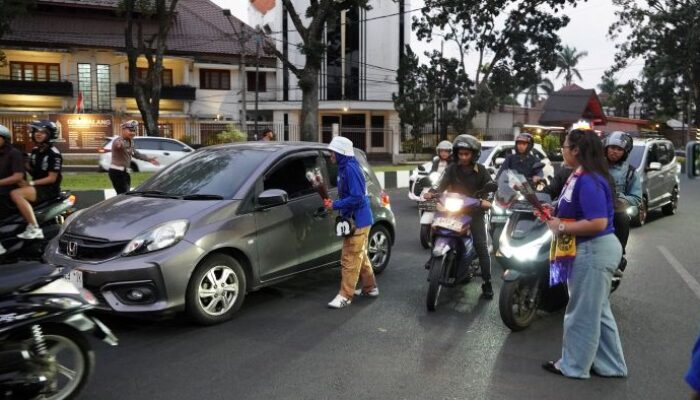 Polresta Malang Kota dan Aremania Bagikan 39 Mawar, Tebar Pesan Damai Jelang HUT Arema FC