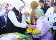 Khofifah Tinjau Pasar Murah dan Sapa Siswa ADEM Nganjuk