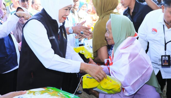 Khofifah Tinjau Pasar Murah dan Sapa Siswa ADEM Nganjuk