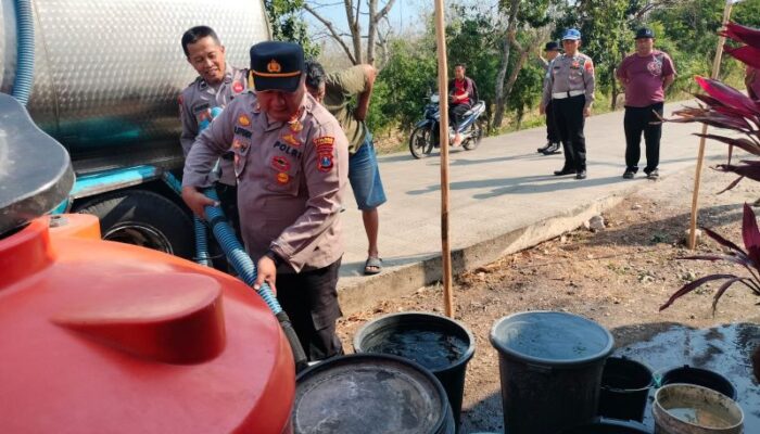 Polres Ponorogo Salurkan 16 Ribu Liter Air Bersih untuk Warga Karangpatihan