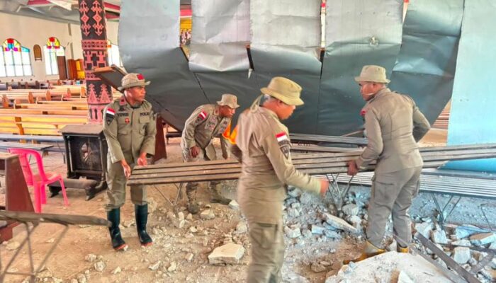 Gempa M 7,7 Guncang NTT, Brimob Gerak Cepat Evakuasi Korban dan Buka Akses