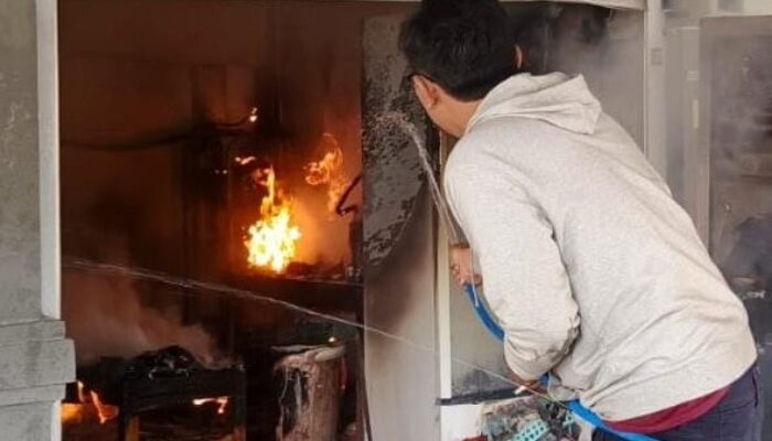 Kebakaran Kantin Istana Gebang Blitar Bikin Wisatawan Panik