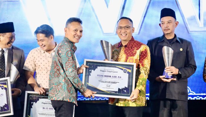 Kepala Biro Adpim Jatim Raih Radar Jember Award