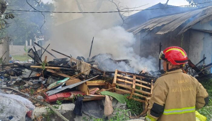 Empat Tumpukan Rongsokan Ludes Terbakar di TPS Bangsal, Kerugian Pemulung Capai Jutaan Rupiah