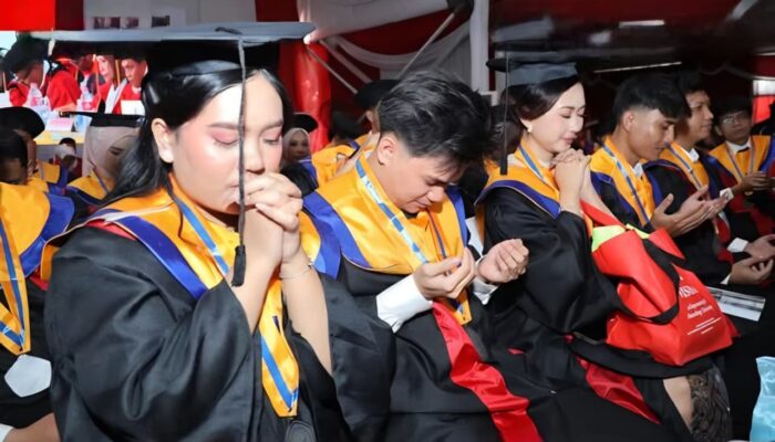 Momen Haru Wisuda Untag Surabaya: Luluskan Ribuan Mahasiswa dan Salurkan Donasi NTT