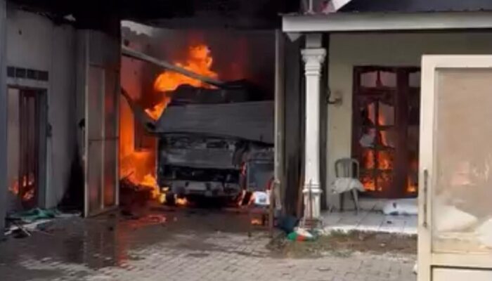 Ditinggal ke Pasar, Dua Rumah dan Kendaraan Warga Mojokerto Ludes Terbakar