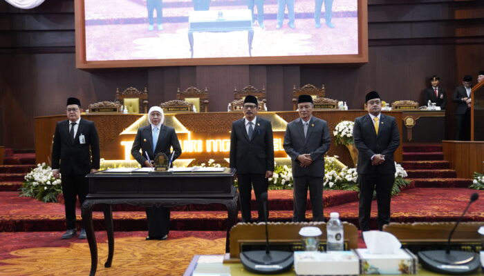 Naik Jadi Rp29,86 Triliun, Khofifah Sampaikan Nota Keuangan P-APBD Jatim 2026: Fokus Infrastruktur hingga Beasiswa Siswa Miskin