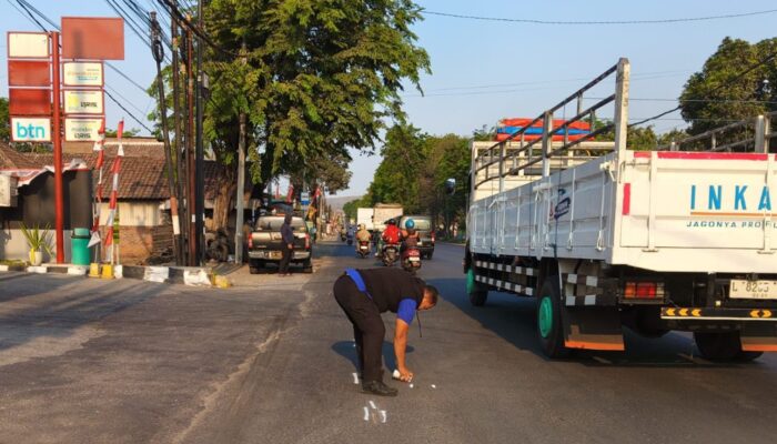 Hilang Kendali, Pengendara R2 Tewas Tergilas Truk di Ngoro Mojokerto