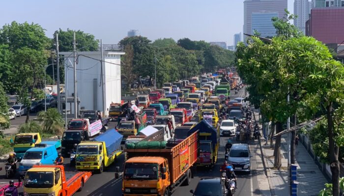 Ratusan Truk Blokade Jalan Jagir