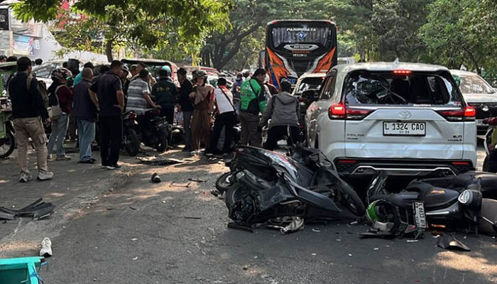 Alphard Tabrak Belasan Kendaraan