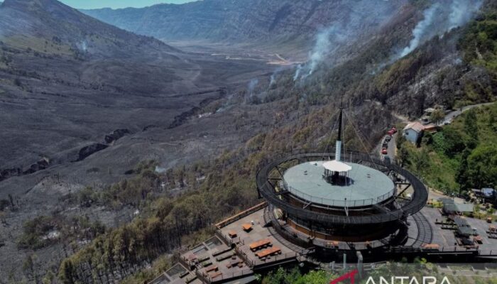 Cuaca Hambat Water Bombing Bromo