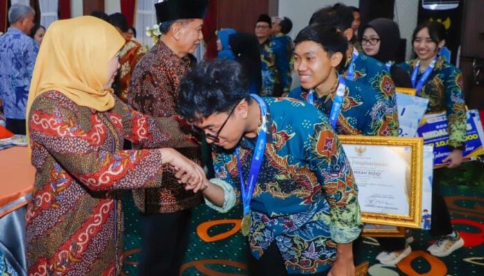 Khofifah Bangga SMK Jatim Tembus WSC Shanghai
