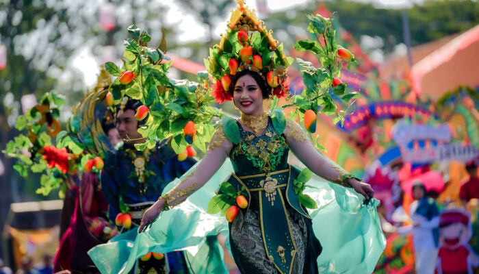 23 Kontingen Hidupkan Cerita Nusantara di Pawai Probolinggo