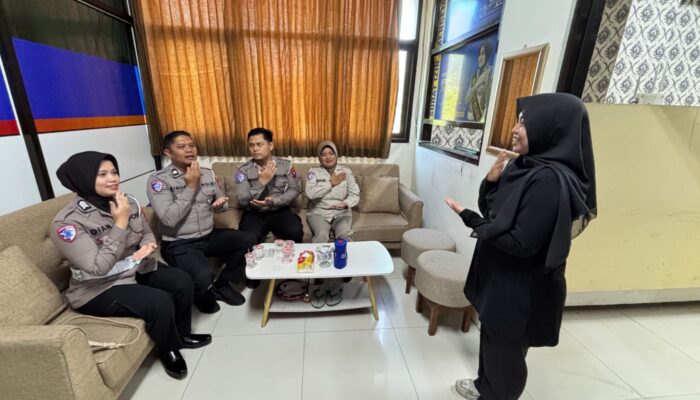 Petugas Satpas Belajar Bahasa Isyarat