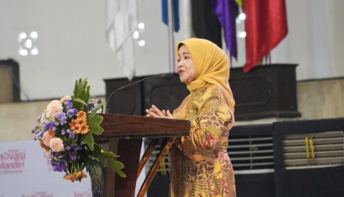 Ingatkan Bakti Orang Tua pada Wisudawan