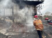 Si Jago Merah Amuk Gudang Sablon Sepatu di Mojokerto, Satu Motor Turut Hangus