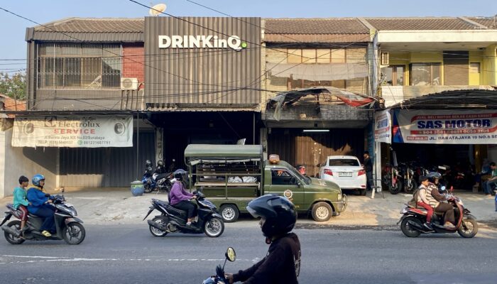 Nekat Beroperasi Tanpa Izin, Toko Miras DrinkinQ di Barata Jaya Didesak Tutup