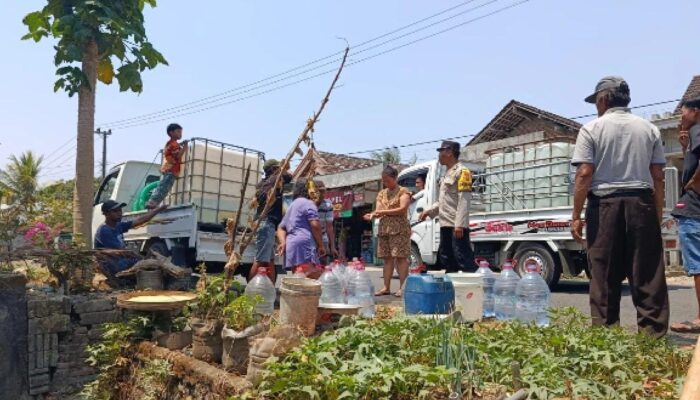 Bhabinkamtibmas Gandusari Salurkan Air Bersih ke Kalitengah