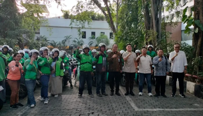 Gandeng 100 Ojol Surabaya, Cahyo Harjo Prakoso Dorong Budaya Tertib Lalu Lintas