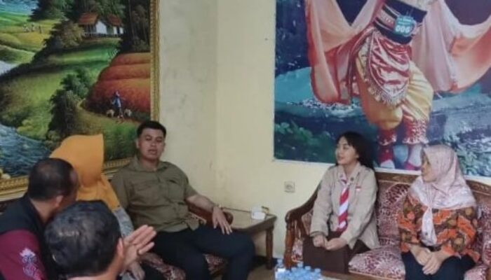Dijemput Mas Ibin, Dua Anak Putus Sekolah Kembali ke Sekolah Rakyat