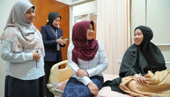 Korban MBG Tembus 593 Orang di Sidoarjo, Senator Lia Istifhama Sambangi Santri Beri Mental Healing