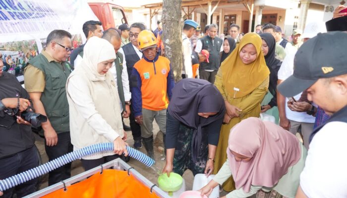 Ringankan 19.837 Warga Pasuruan, Khofifah Salurkan 45 Tandon dan Siapkan Modifikasi Cuaca