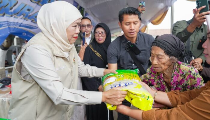 Ringankan Beban Kekeringan di Lumbang Pasuruan, Khofifah Gelar Pasar Murah dan Bagikan Beras Lansia