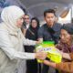 Ringankan Beban Kekeringan di Lumbang Pasuruan, Khofifah Gelar Pasar Murah dan Bagikan Beras Lansia