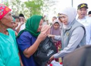 Tangani Bencana Kekeringan di 24 Daerah, Gubernur Khofifah Salurkan Air Bersih dan Sembako di Sampang