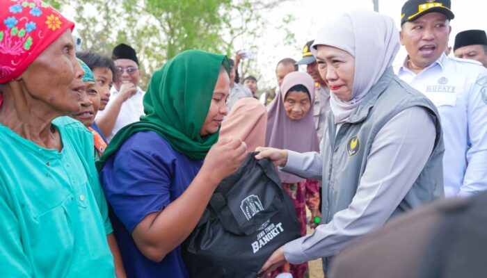 Tangani Bencana Kekeringan di 24 Daerah, Gubernur Khofifah Salurkan Air Bersih dan Sembako di Sampang