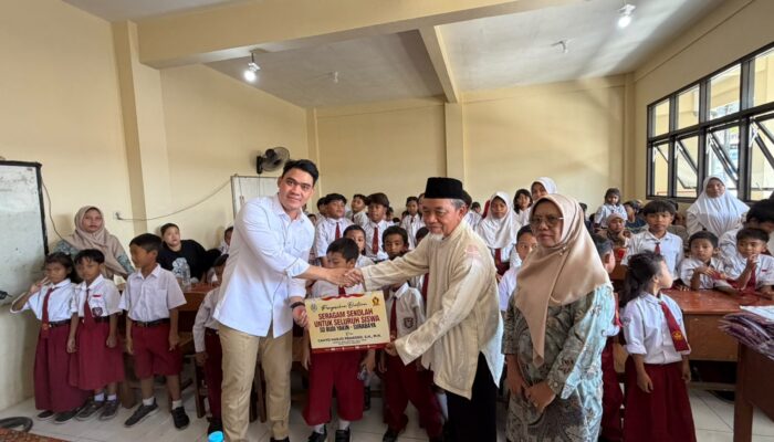 Revitalisasi Gedung Tuntas, Cahyo Harjo Prakoso Lengkapi Siswa SD Budi Yakin Surabaya dengan Seragam Baru