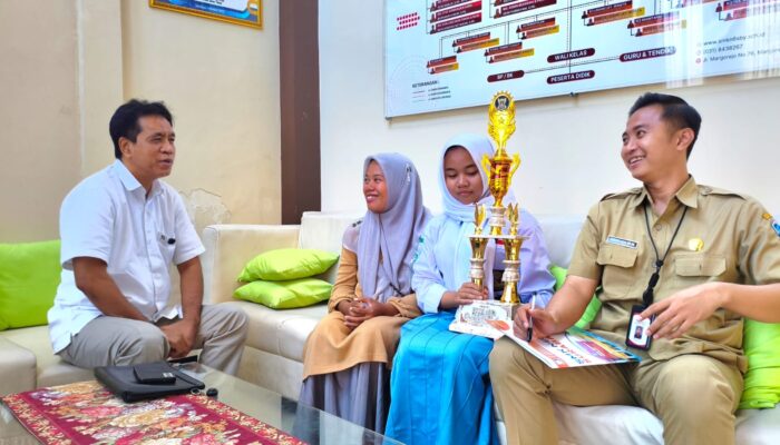 Siswi SMKN 6 Jual Kue, Imam Syafi’i Bantu Seragam Sekolah
