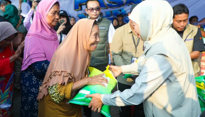 Gencarkan Titik ke-140 di Ponorogo, Khofifah Guyur Pasar Murah demi Jaga Daya Beli Warga Pulung