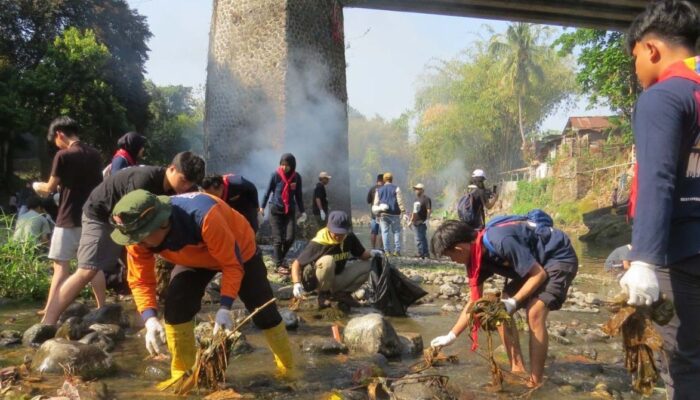 Peringati Hari Sungai Sedunia: Warga Jember Bersihkan Sungai Bedadung
