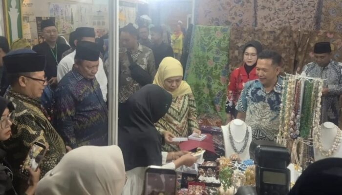 Khofifah Sambangi Stan UMKM Jatim di MTQ Nasional XXXI Semarang, Boyong Batik Madura hingga Manik-manik