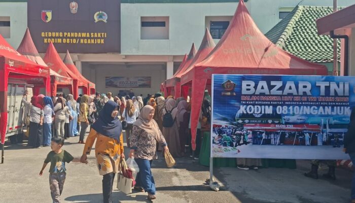 Sambut HUT Ke-81 TNI, Kodim 0810/Nganjuk Penuhi Kebutuhan Warga Lewat Gelaran Bazar Murah