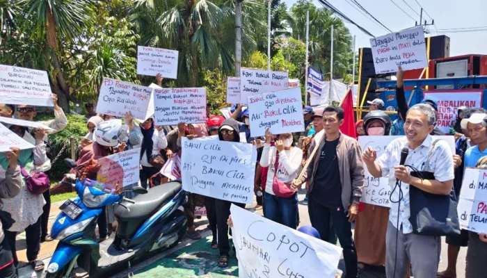 Kebijakan Perumda Mencekik, Pedagang Tiga Pasar Kediri Geruduk Wali Kota