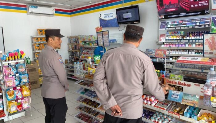 Cegah Kriminalitas, Polsek Sananwetan Intensifkan Patroli Dialogis ke Minimarket