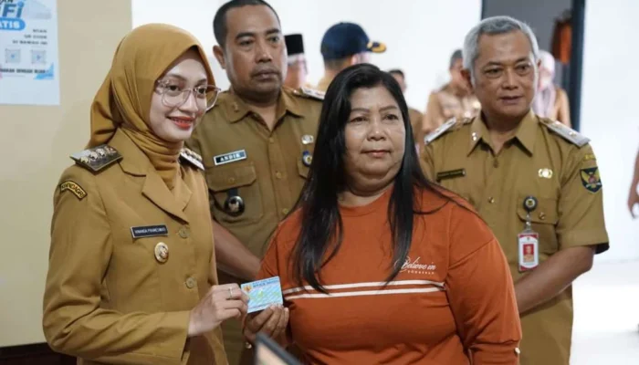 Wali Kota Kediri Serahkan Mesin Cetak KTP-el ke 46 Kelurahan