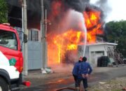 Pabrik Rokok CV Karunia Sidoarjo Ludes Terbakar, 6 Damkar Padamkan Titik Api