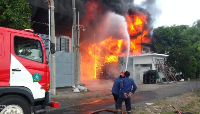 Pabrik Rokok CV Karunia Sidoarjo Ludes Terbakar, 6 Damkar Padamkan Titik Api