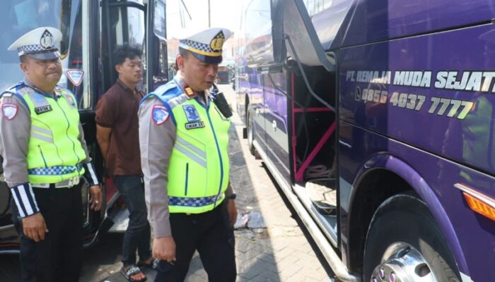 Cegah Kecelakaan, Polres Tanjung Perak Ramp Check Bus Peziarah di Sunan Ampel