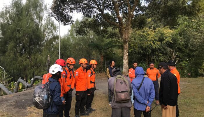 Tim SAR Gabungan Evakuasi Pendaki Tersesat di Gunung Semeru