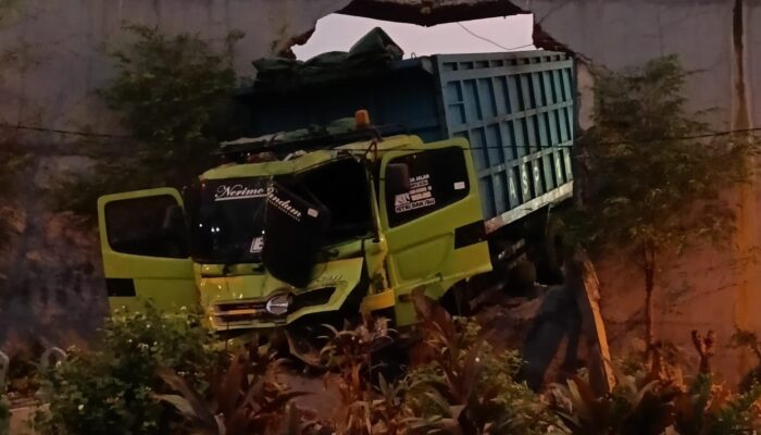 Sakit Saat Mengemudi, Sopir Truk Meninggal Usai Tabrak Pagar Pabrik di Jetis