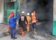 Lantai Dua Pabrik Sepatu di Dlanggu Mojokerto Terbakar, Percikan Las Diduga Jadi Pemicu