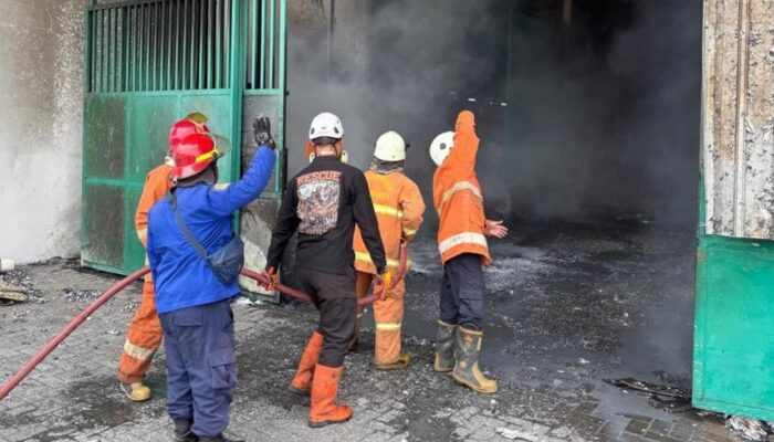 Lantai Dua Pabrik Sepatu di Dlanggu Mojokerto Terbakar, Percikan Las Diduga Jadi Pemicu