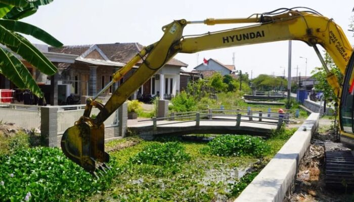 Antisipasi Banjir, Pemkab Sidoarjo Kerahkan 5 Alat Berat Normalisasi Sungai di Tanggulangin dan Candi