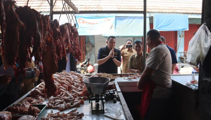 Sidak Pasar Raya Mojosari, Satgas Pangan Polres Mojokerto Pastikan Stok Bapokting Aman dan Harga Terkendali