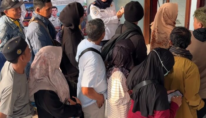 Srikandi KSOP Kalianget Turun ke Loket, Pastikan Tiket Penumpang Sesuai KTP