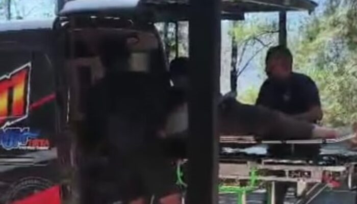 Rem Blong, Vario Hantam Pembatas Jalan dan Kios Bensin di Pacet Mojokerto